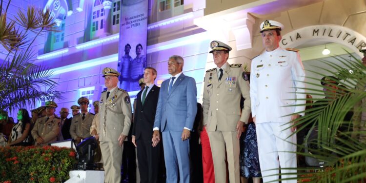 Bicentenário da PMBA é celebrado com homenagens, medalhas e monumento histórico em Salvador