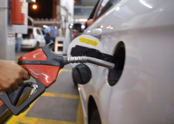 Acelen reduz preços dos combustíveis na Bahia; gasolina cai 4,5% e diesel tem redução de até 6,9%