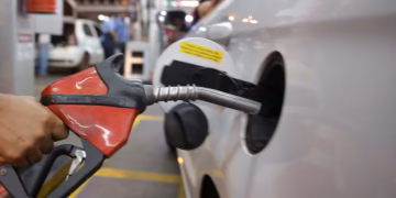 Acelen reduz preços dos combustíveis na Bahia; gasolina cai 4,5% e diesel tem redução de até 6,9%