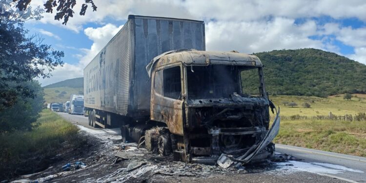 Incêndio em carreta interdita trecho da BR-116 entre Jequié e Manoel Vitorino