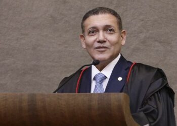Nunes Marques toma posse na presidência do TSE e destaca compromisso com a normalidade democrática