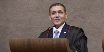 Nunes Marques toma posse na presidência do TSE e destaca compromisso com a normalidade democrática