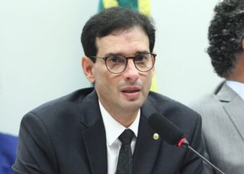 Léo Prates apresenta relatório da PEC que reduz jornada para 40 horas e acaba com escala 6×1