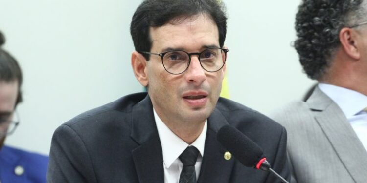 Léo Prates apresenta relatório da PEC que reduz jornada para 40 horas e acaba com escala 6×1