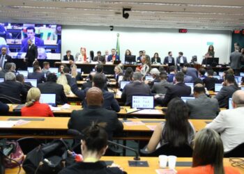 Comissão aprova o fim da escala 6×1 e a redução da jornada de 44 para 40 horas semanais  Fonte: Agência Câmara de Notícias