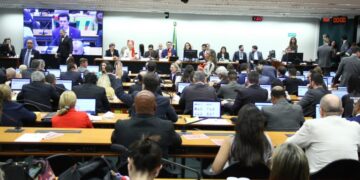 Comissão aprova o fim da escala 6×1 e a redução da jornada de 44 para 40 horas semanais  Fonte: Agência Câmara de Notícias