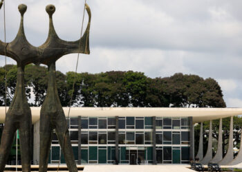 STF impõe multa diária a estados e municípios que não prestaram contas sobre emendas Pix