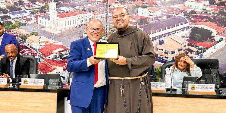 Frei Giovanni recebe homenagem da Câmara antes de deixar Jaguaquara para assumir nova missão em Feira de Santana