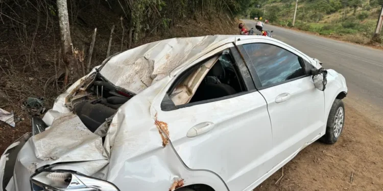 Motorista fica ferido após capotamento na BR-420 entre Jiquiriçá e Mutuípe