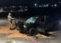 Motorista perde o controle de carro, atinge carreta e duas pessoas ficam feridas na BA-130, em Jequié
