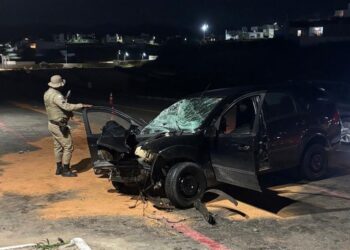 Motorista perde o controle de carro, atinge carreta e duas pessoas ficam feridas na BA-130, em Jequié