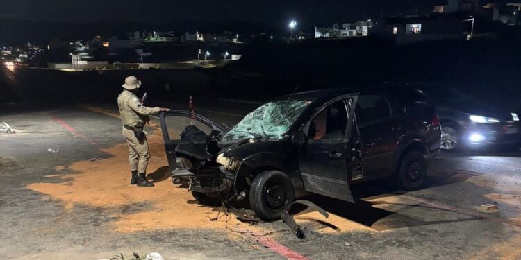 Motorista perde o controle de carro, atinge carreta e duas pessoas ficam feridas na BA-130, em Jequié