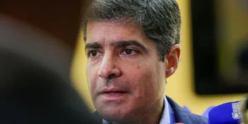 Avião com ACM Neto sofre despressurização e retorna para Salvador após perder altitude