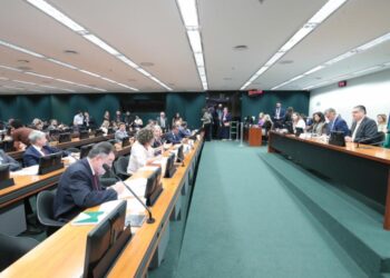 Comissão de Constituição e Justiça aprova PEC que reduz maioridade penal