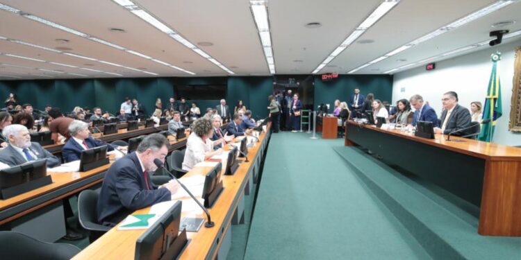 Comissão de Constituição e Justiça aprova PEC que reduz maioridade penal