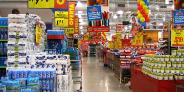 Governo regulamenta trabalho no comércio durante feriados; supermercados dependerão de acordo coletivo