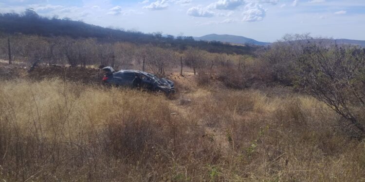 Família fica ferida após carro capotar na BA-026, entre Contendas do Sincorá e Maracás