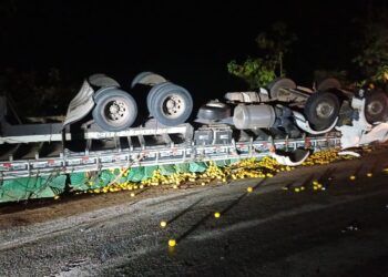 Caminhoneiro de Jaguaquara morre após caminhão tombar entre Belo Vale e Piedade dos Gerais, em Minas Gerais