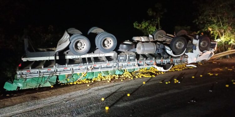 Caminhoneiro de Jaguaquara morre após caminhão tombar entre Belo Vale e Piedade dos Gerais, em Minas Gerais