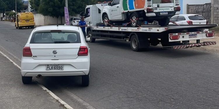 Empresário empurra carro contratado pela Prefeitura de Jequié e caso vai parar na delegacia
