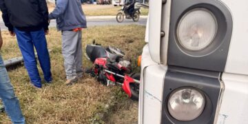 Motociclista fica ferido após colisão com carreta no Entroncamento de Jaguaquara; acidente foi registrado por câmeras