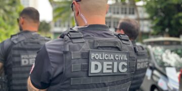 Cuidadora de idosa é presa em flagrante por desvio de cerca de R$ 100 mil em Eunápolis