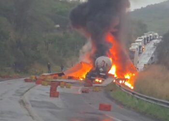 Colisão entre carretas provoca incêndio e interdita BR-116 próximo ao Baixão de Jequié