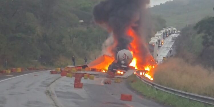 Colisão entre carretas provoca incêndio e interdita BR-116 próximo ao Baixão de Jequié