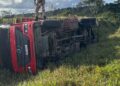 Carreta carregada de cocos tomba na BA-026 entre Nova Itarana e Planaltino