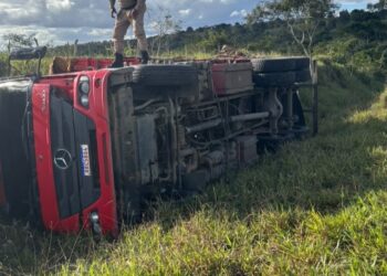 Carreta carregada de cocos tomba na BA-026 entre Nova Itarana e Planaltino