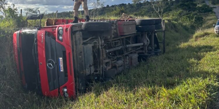 Carreta carregada de cocos tomba na BA-026 entre Nova Itarana e Planaltino