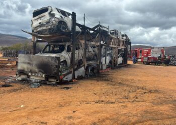 Cegonha pega fogo na BA-026 e destrói 10 veículos em Maracás