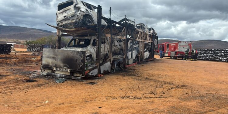Cegonha pega fogo na BA-026 e destrói 10 veículos em Maracás