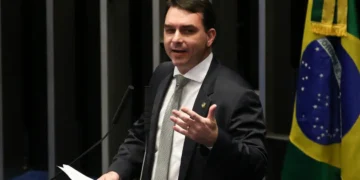 PGR pede que Flávio Bolsonaro seja ouvido por calúnia contra Lula