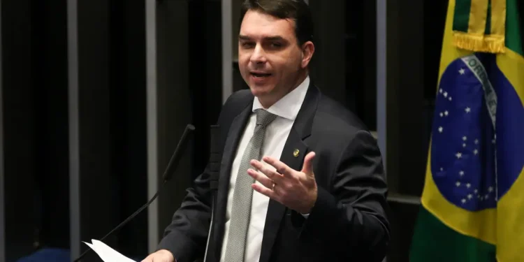 PGR pede que Flávio Bolsonaro seja ouvido por calúnia contra Lula