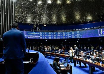 Senado aprova novas regras para o frete rodoviário e retira piso salarial de R$ 5 mil para caminhoneiros