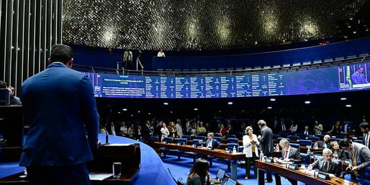 Senado aprova novas regras para o frete rodoviário e retira piso salarial de R$ 5 mil para caminhoneiros