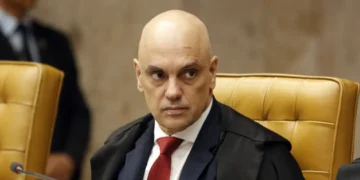 Moraes suspende visitas de Flávio a Bolsonaro na prisão domiciliar