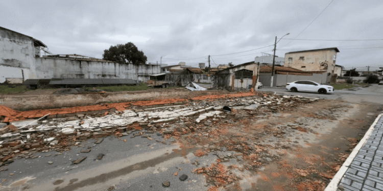 Temporal provoca destruição, deixa bairros sem energia e causa transtornos em Eunápolis