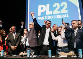 Flávio Bolsonaro anuncia Alfredo Gaspar como candidato a vice em chapa puro sangue do PL