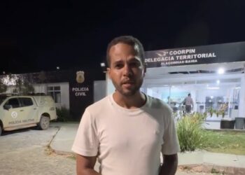 Thiancle Araújo deixa delegacia e acusa PMs de abuso de autoridade após prisão em Alagoinhas