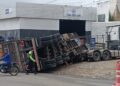 Carreta carregada com madeira tomba na BR-420, trecho da entrada de Jaguaquara