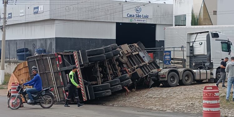 Carreta carregada com madeira tomba na BR-420, trecho da entrada de Jaguaquara