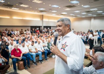 Jerônimo reúne mais de 300 prefeitos aliados em Salvador para alinhar campanha