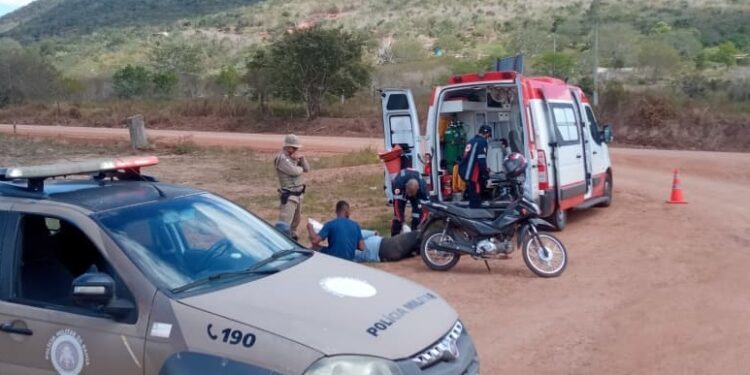 Duas pessoas ficam feridas após queda de motocicleta na BA-547, em Jequié