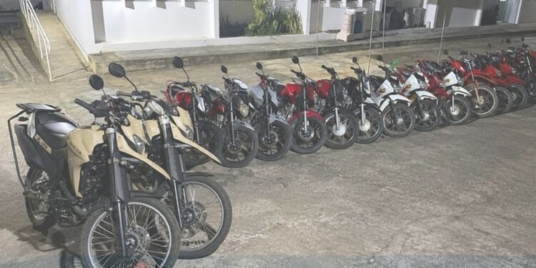 PM apreende 15 motos e paredão durante operação em Jaguaquara