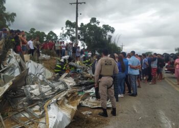 Colisão entre carro, caminhão e moto deixa dois mortos e três feridos na BA-250, entre Lajedo e Maracás