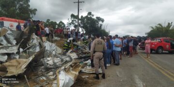 Colisão entre carro, caminhão e moto deixa dois mortos e três feridos na BA-250, entre Lajedo e Maracás