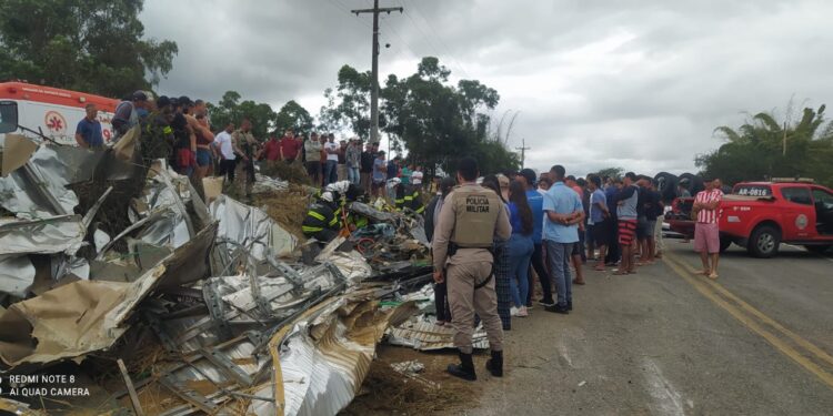 Colisão entre carro, caminhão e moto deixa dois mortos e três feridos na BA-250, entre Lajedo e Maracás
