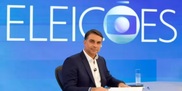 Flávio Bolsonaro nega irregularidades em relação com Vorcaro e patrocínio de filme sobre o pai